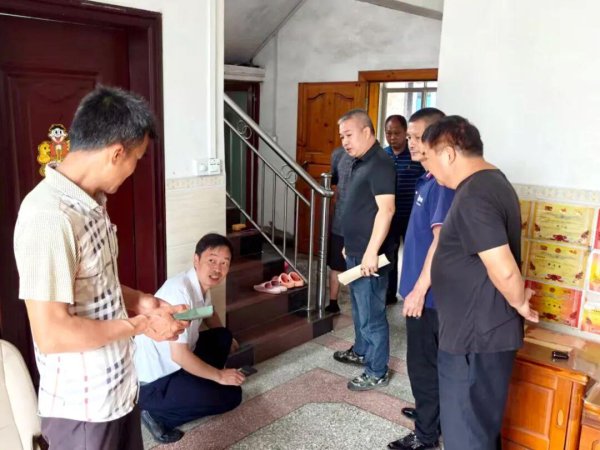 网上炒股配资公司 广西柳州一居民家地面温度达60℃~70℃，摸起来烫手，断电2小时温度仍未下降，查看发现用电量骤增，技术人员确认系漏电导致