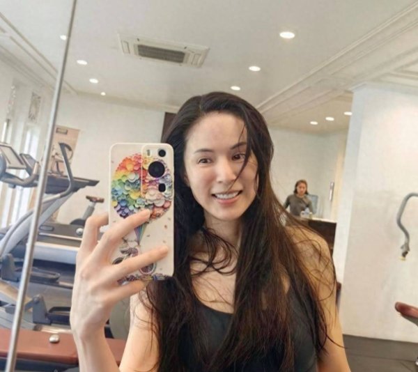 配资炒股软件 李若彤素颜健身照颈纹曝光！百万点赞：老了就老了，我接受！